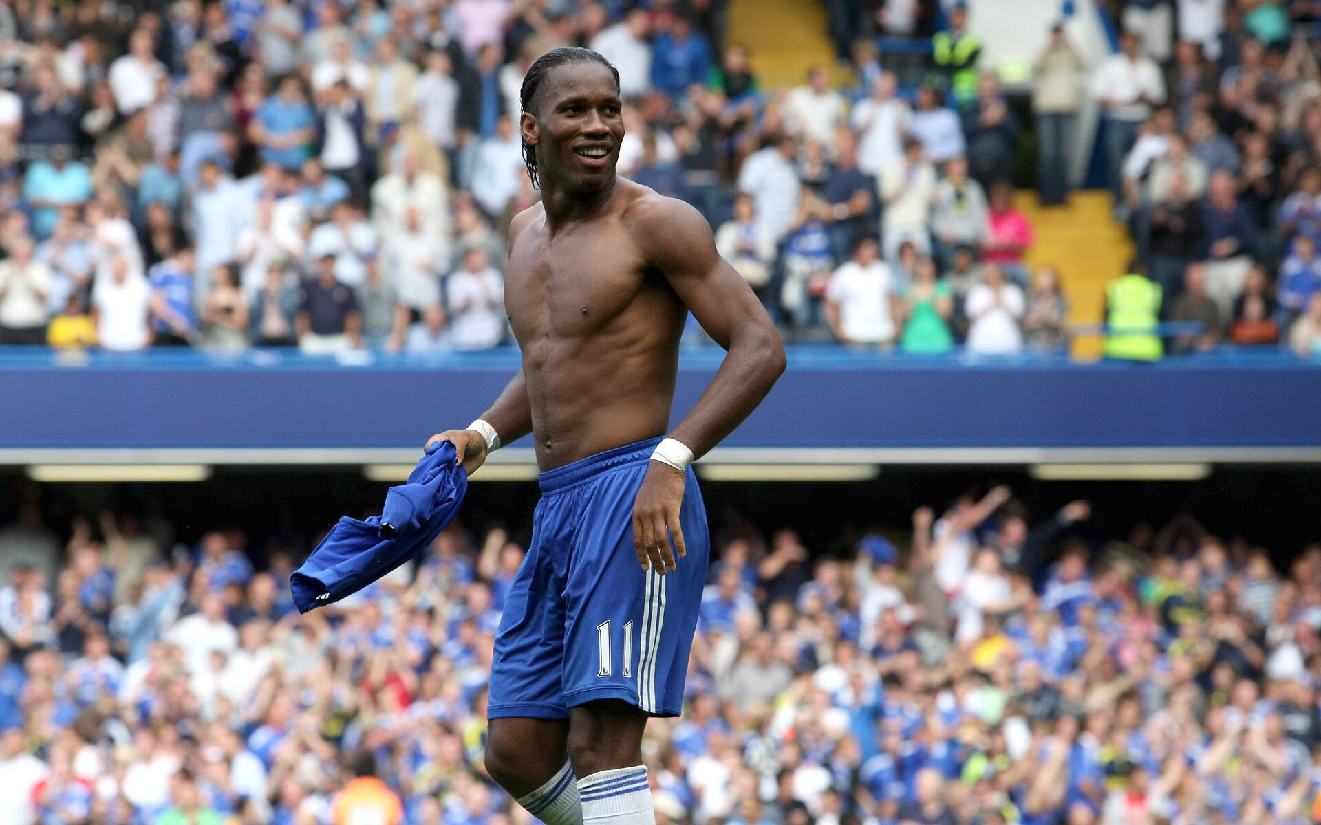 开云体育移动版-全球F1粉丝共庆：赛季中最热闹的粉丝聚会，f1分站冠军最多的车手