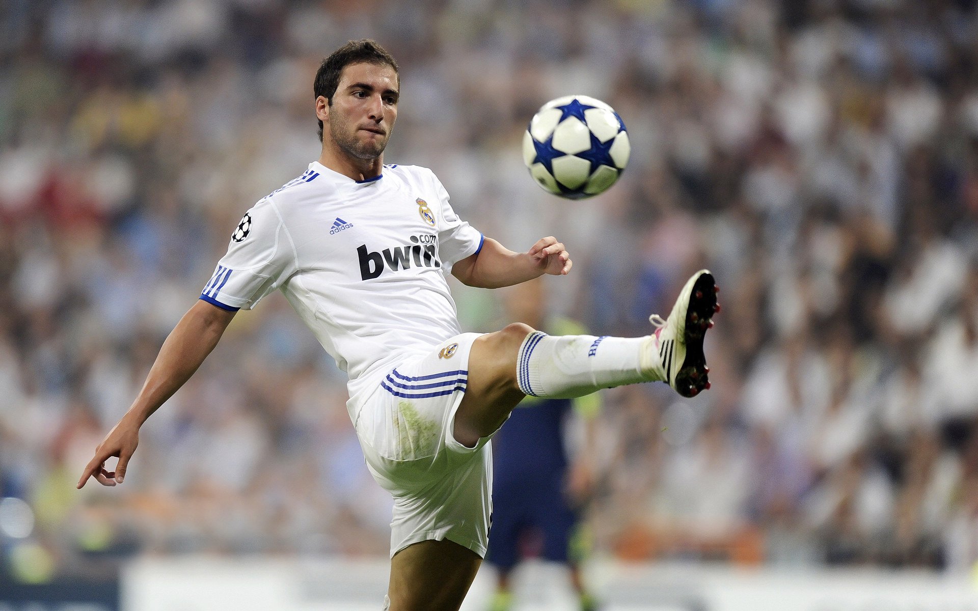 法甲豪门新战术:边路传中频繁,打乱对手组织,法甲边锋