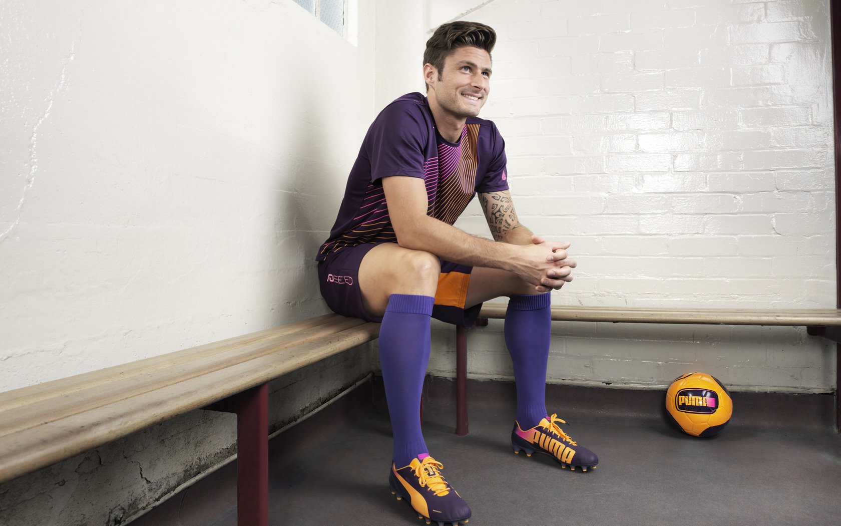 -阿贾克斯在与PSV的关键战中3-2获胜，暂时止住颓势。前曼联前锋韦霍斯特回归荷甲，加盟阿贾克斯。